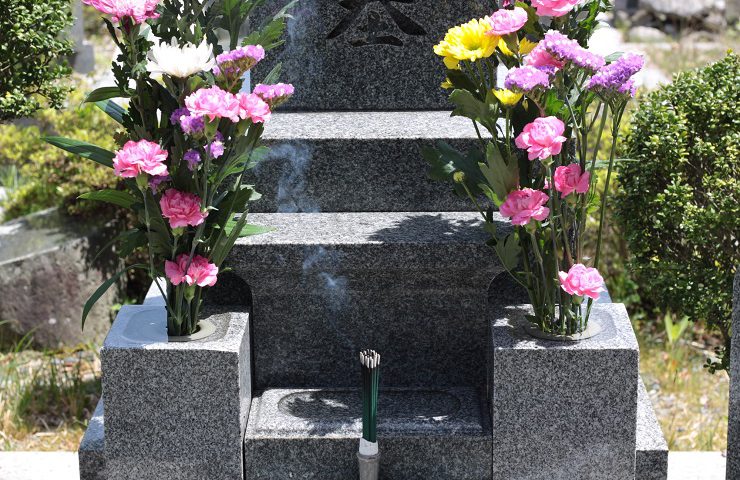 カーネーションをお墓に供えよう 母の日参り のすすめ 佐藤石材工業ブログ