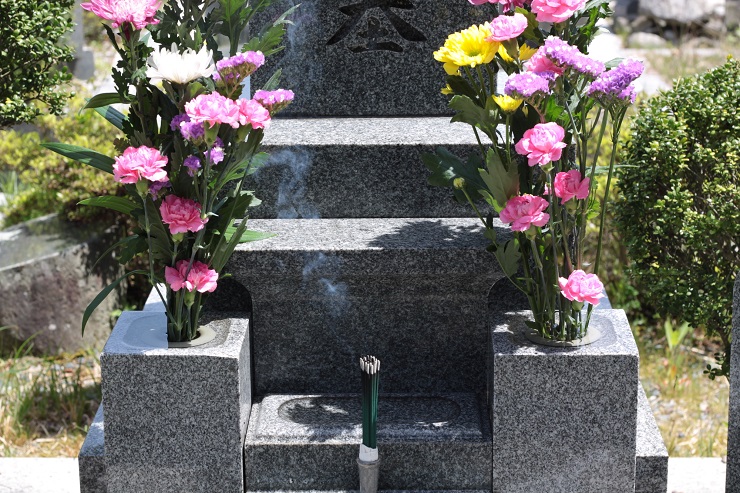 カーネーションをお墓に供えよう 母の日参り のすすめ 佐藤石材工業ブログ