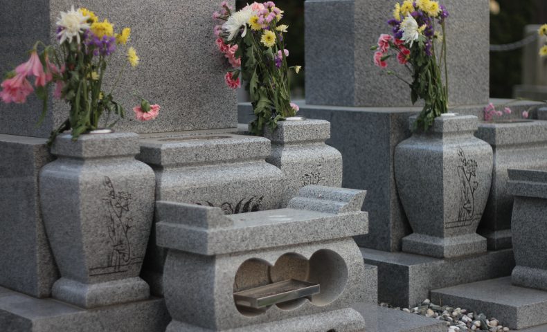 お墓の花立の中の水が凍ってしまった どう対処するべき 佐藤石材工業ブログ