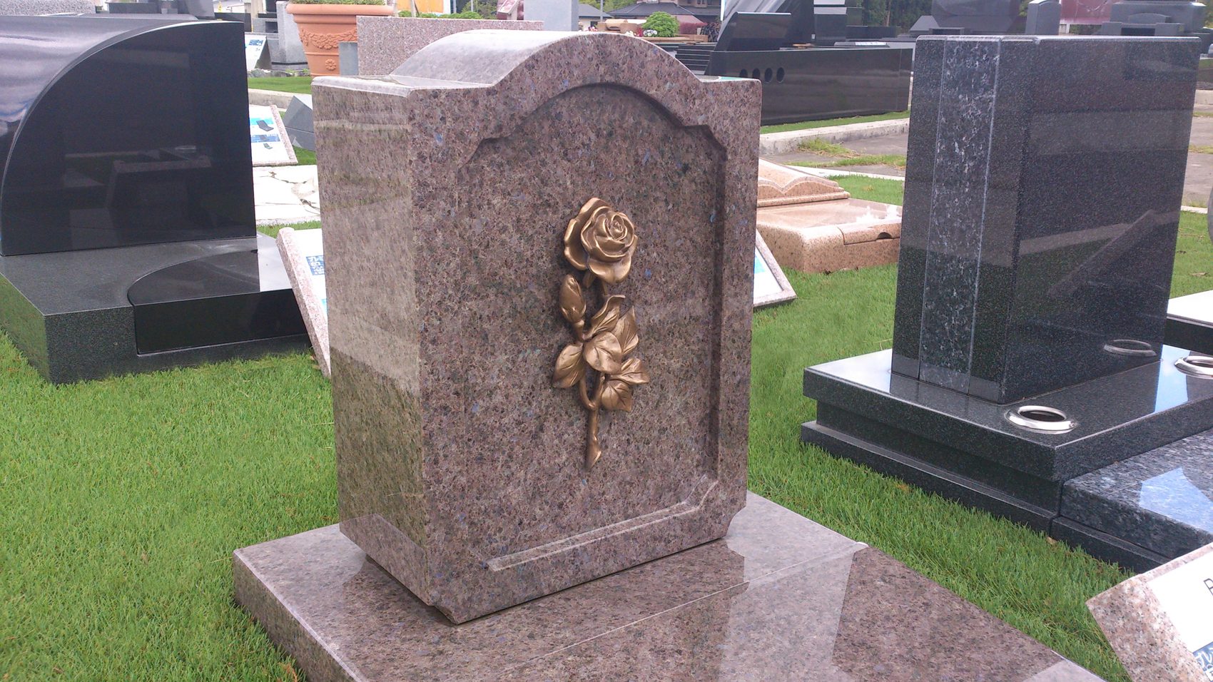 ブロンズのあるお墓 | 佐藤石材工業ブログ